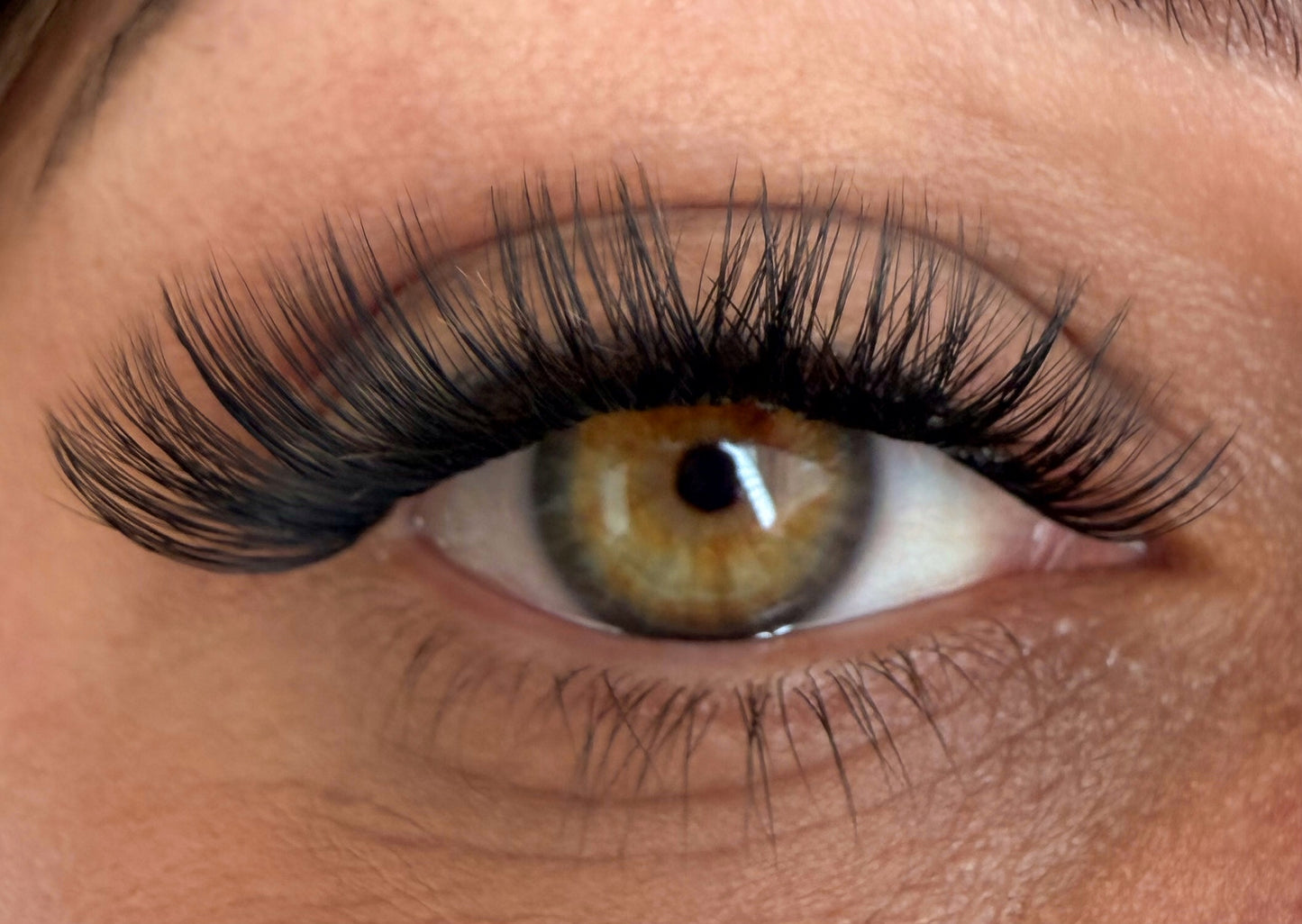 Cils volume intense - Regard profond et dense
